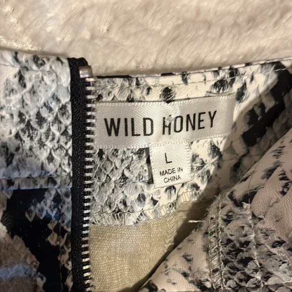 WILD HONEY MINI SKIRT SIZE LARGE - Picture 2 of 3